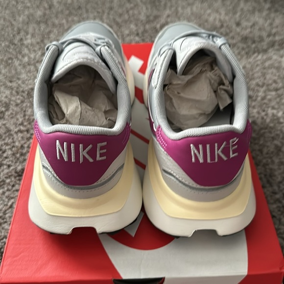 BNIB Nike Phoenix Waffle Leather Running Shoes 8.5 Light Smoke Gray/Hot Fuchsia - Picture 4 of 6